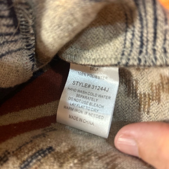 Over Sized Jacket. Buttons. Large Pockets. Aztec. Yellowstone. Dutton Ranch. - Picture 13 of 17